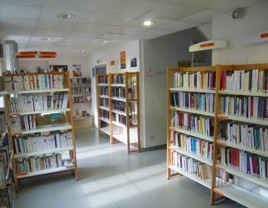 Une bibliotèque.